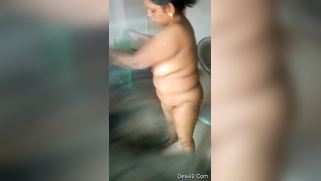 Guy was lucky today to catch Indian aunty completely naked on camera | XXX Video on AllSex.XXX
