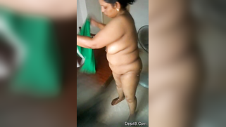 Guy was lucky today to catch Indian aunty completely naked on camera