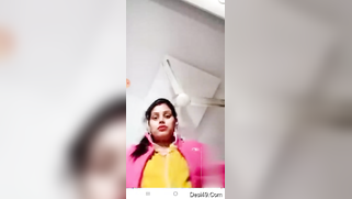 Mom makes online lover appreciate the way she masturbates in XXX video