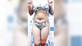 Indian babe lures new online clients with boobs and masturbation show