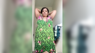 Hot Indian aunty takes green sari off and bares her fat saggy body | XXX Video on AllSex.XXX