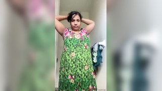 Hot Indian aunty takes green sari off and bares her fat saggy body