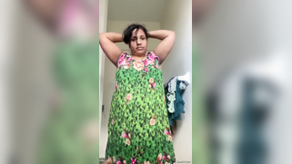 Hot Indian aunty takes green sari off and bares her fat saggy body | XXX Video on AllSex.XXX