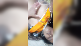 Kissable young woman pulls sari up and leaks natural tits in sex video | XXX Video on AllSex.XXX