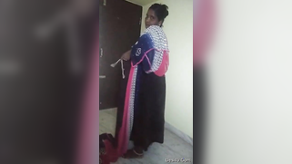 Man behind camera films sex video of Desi mom who puts the sari on | XXX Video on AllSex.XXX