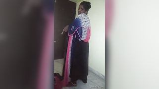 Man behind camera films sex video of Desi mom who puts the sari on | XXX Video on AllSex.XXX