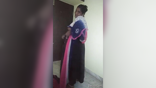 Man behind camera films sex video of Desi mom who puts the sari on | XXX Video on AllSex.XXX