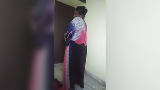 Man behind camera films sex video of Desi mom who puts the sari on | XXX Video on AllSex.XXX