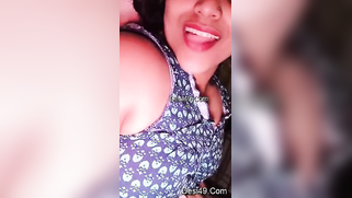 Indian aunty tries to look like XXX star on camera and exposes boobs