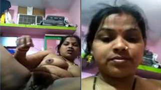 Big-assed Desi mom masturbates broken slit with the thick vegetable