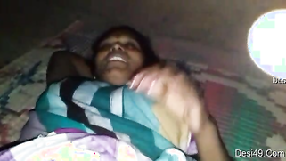 Desi aunty is perfect pulling sari up so man wants to make sex video