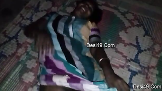 Desi aunty is perfect pulling sari up so man wants to make sex video | XXX Video on AllSex.XXX
