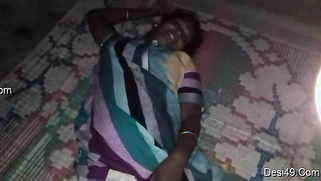 Desi aunty is perfect pulling sari up so man wants to make sex video | XXX Video on AllSex.XXX