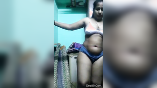 Indian doesn't hesitate to take clothes off and pose nude in XXX clip | XXX Video on AllSex.XXX