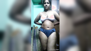 Indian doesn't hesitate to take clothes off and pose nude in XXX clip | XXX Video on AllSex.XXX
