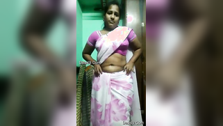 Indian doesn't hesitate to take clothes off and pose nude in XXX clip | XXX Video on AllSex.XXX