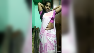 Indian doesn't hesitate to take clothes off and pose nude in XXX clip | XXX Video on AllSex.XXX