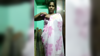 Indian doesn't hesitate to take clothes off and pose nude in XXX clip | XXX Video on AllSex.XXX