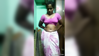 Indian doesn't hesitate to take clothes off and pose nude in XXX clip | XXX Video on AllSex.XXX