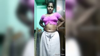 Indian doesn't hesitate to take clothes off and pose nude in XXX clip