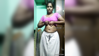 Indian doesn't hesitate to take clothes off and pose nude in XXX clip | XXX Video on AllSex.XXX