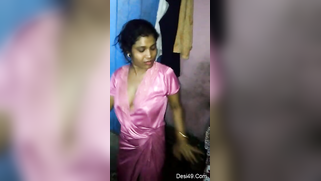 Desi mom with sexy body covered with pink robe dances so ineptly | XXX Video on AllSex.XXX