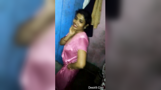 Desi mom with sexy body covered with pink robe dances so ineptly | XXX Video on AllSex.XXX