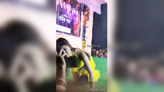 Dancing Indian in yellow outfit is a good source of XXX thoughts | XXX Video on AllSex.XXX