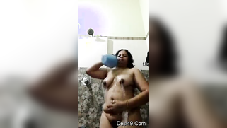 Indian mom likes to tease men showing how she washes the body | XXX Video on AllSex.XXX
