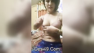 Amateur Desi mom takes off clothes to blow men's XXX imagination