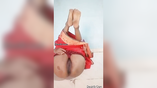 Amateur XXX model of Indian origin masturbates pussy on the floor | XXX Video on AllSex.XXX