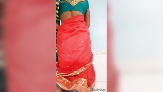 Amateur XXX model of Indian origin masturbates pussy on the floor | XXX Video on AllSex.XXX