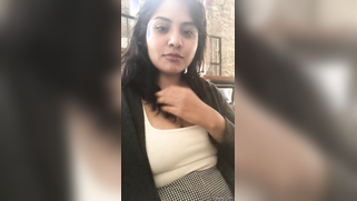 Restaurant is empty and the Indian beauty can flash XXX melons