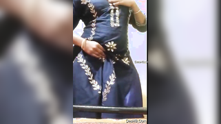 Amateur Desi XXX model shows boobs and masturbates wet pussy