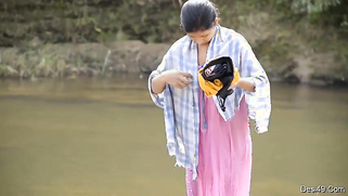 Student with camera spies on Desi women to jerk off watching videos