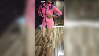 Seductive dance by the Indian XXX girl wearing a pink shirt