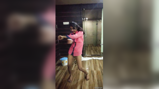 Seductive dance by the Indian XXX girl wearing a pink shirt | XXX Video on AllSex.XXX