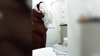 Pregnant aunty of Indian origin puts on clothes after taking a shower | XXX Video on AllSex.XXX