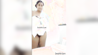 Pregnant aunty of Indian origin puts on clothes after taking a shower | XXX Video on AllSex.XXX