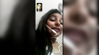 Young lover calls the Indian woman to watch her masturbating