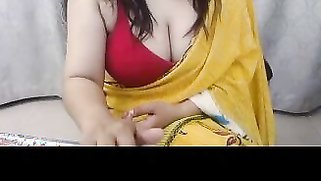 Guys are happy because the Indian aunty finally shows the chest | XXX Video on AllSex.XXX