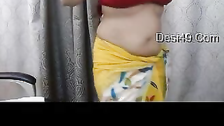 Guys are happy because the Indian aunty finally shows the chest | XXX Video on AllSex.XXX