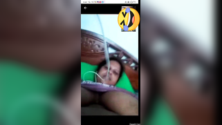 Pretty Desi mom starts the morning with video where she shows tits
