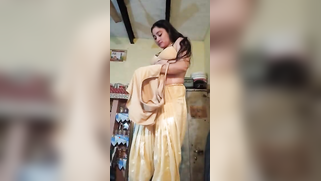 Winsome Indian dancer takes off clothes step by step in XXX video