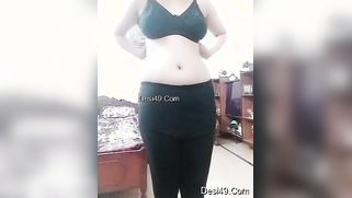 Brave Indian aunty with sexy tummy changes bras in front of webcam | XXX Video on AllSex.XXX