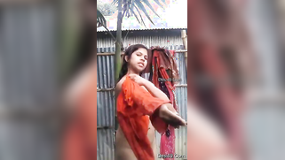 Outdoor shower video should draw men's attention as the Desi thinks | XXX Video on AllSex.XXX