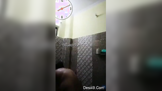 Amateur video of the pretty Indian aunty washing her fatty body | XXX Video on AllSex.XXX