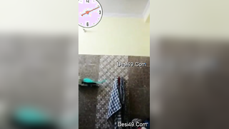 Amateur video of the pretty Indian aunty washing her fatty body | XXX Video on AllSex.XXX