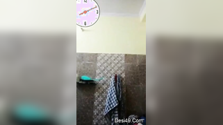 Amateur video of the pretty Indian aunty washing her fatty body | XXX Video on AllSex.XXX