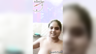 Amateur video of the pretty Indian aunty washing her fatty body | XXX Video on AllSex.XXX